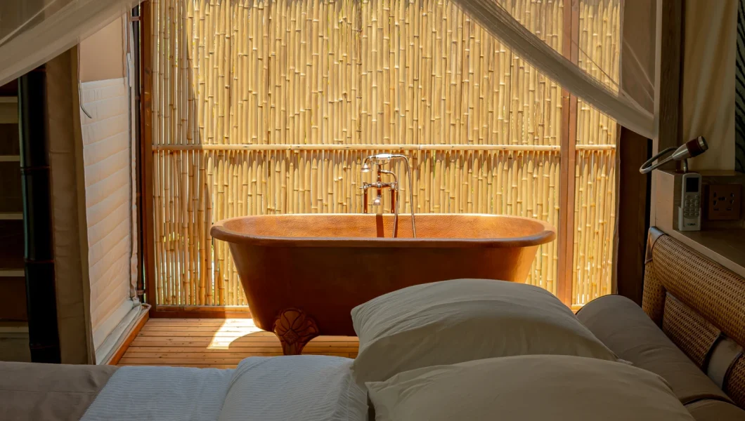 beach_front_deluxe_bed_and_outdoor_tub_1